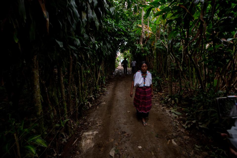 Juana Cuc camina por su pueblo maya en Guatemala, en el mismo sendero por donde una vez caminó su hijo. Marcos Abdón Tziquin Cuc tuvo que dejar el hogar de su infancia con la esperanza de trabajar en Estados Unidos. Fue detenido en las afueras de Ciudad Juárez, México, y trasladado a un centro de detención para migrantes. Ahí murió en un incendio en marzo de 2023.