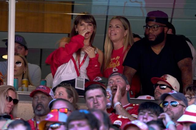 Taylor Swift Attends Chiefs Game Amid Travis Kelce Dating Rumors – Rolling  Stone