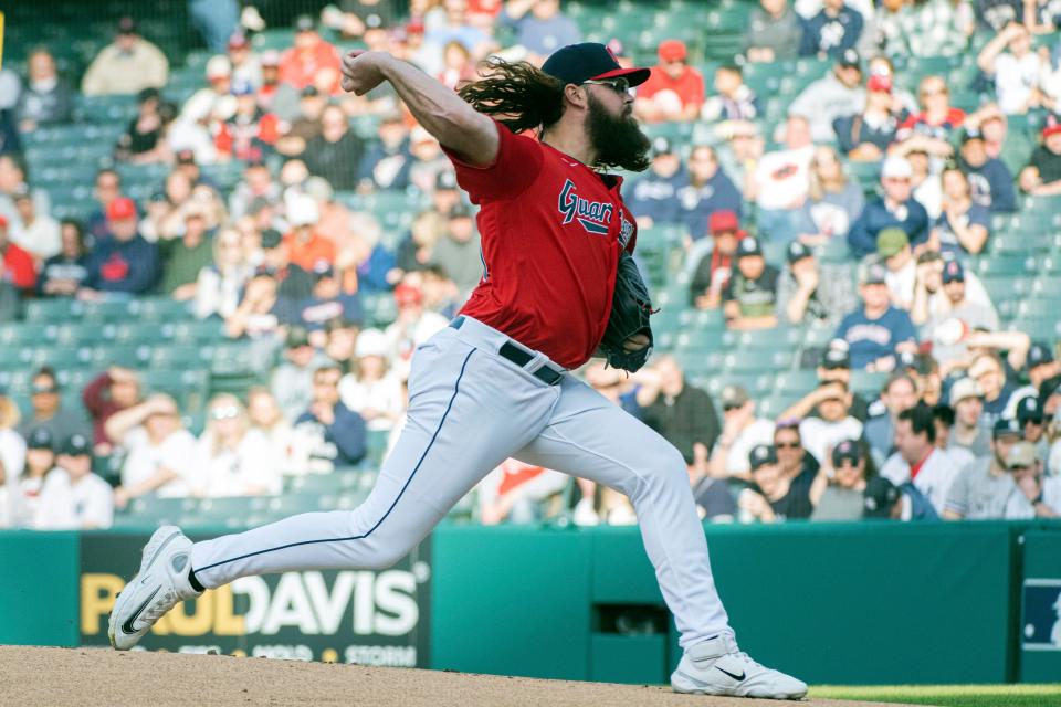 El lanzador abridor de los Guardianes de Cleveland, Hunter Gaddis, lanza contra los Yankees de Nueva York durante la primera entrada de un juego de béisbol en Cleveland, el martes 11 de abril de 2023. (Foto AP/Phil Long)