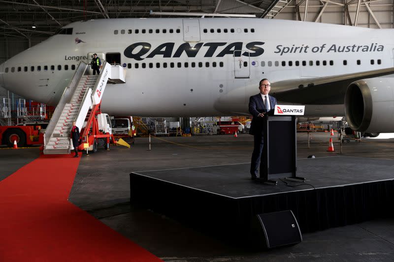 El CEO de Qantas, Alan Joyce, habla frente a un jumbo jet Qantas 747, en el aeropuerto de Sídney, Australia, el 22 de julio de 2020