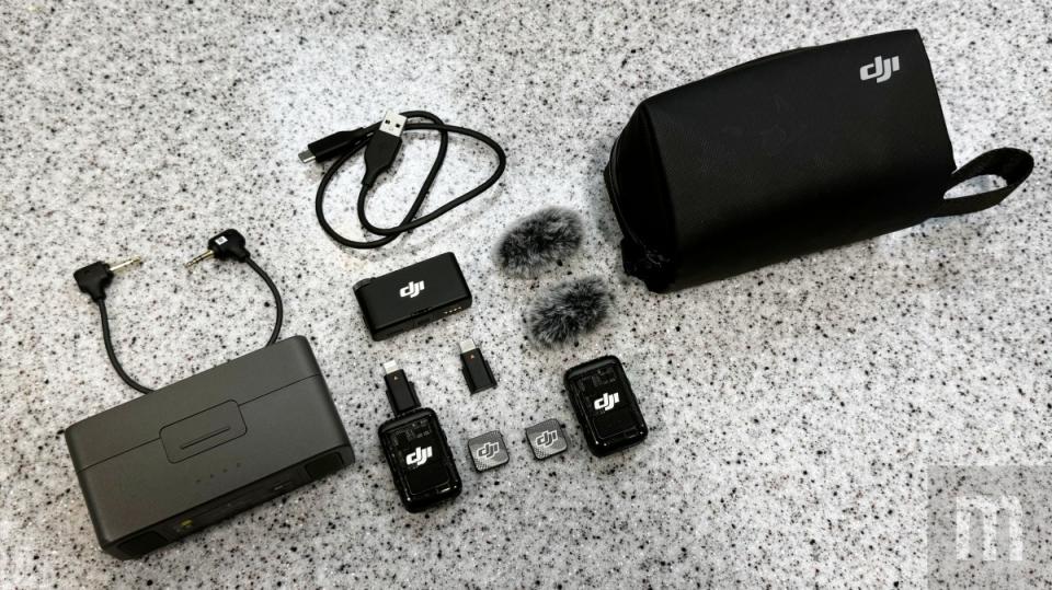 ▲DJI MIC 2所有配件，其中包含連接用的雙3.5mm接頭連接線、USB-C連接充電線，以及兩組防風毛罩等