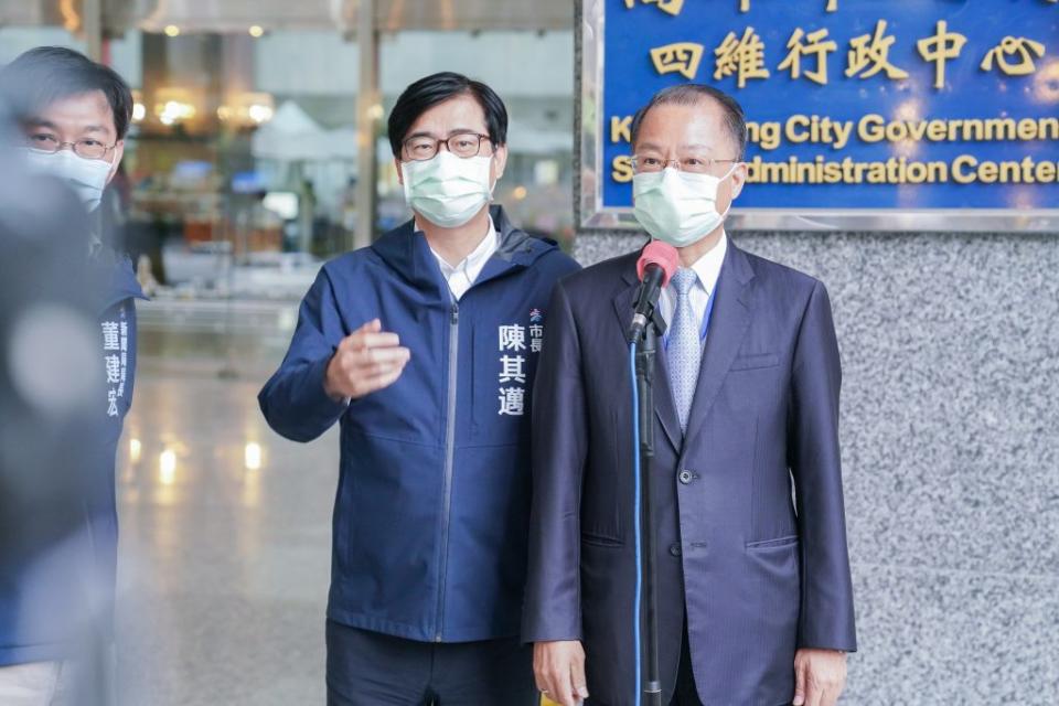 高雄市警察局長黃明昭（右），二十九日與市長陳其邁會談後，接受媒體採訪。 （記者蔣謙正攝）