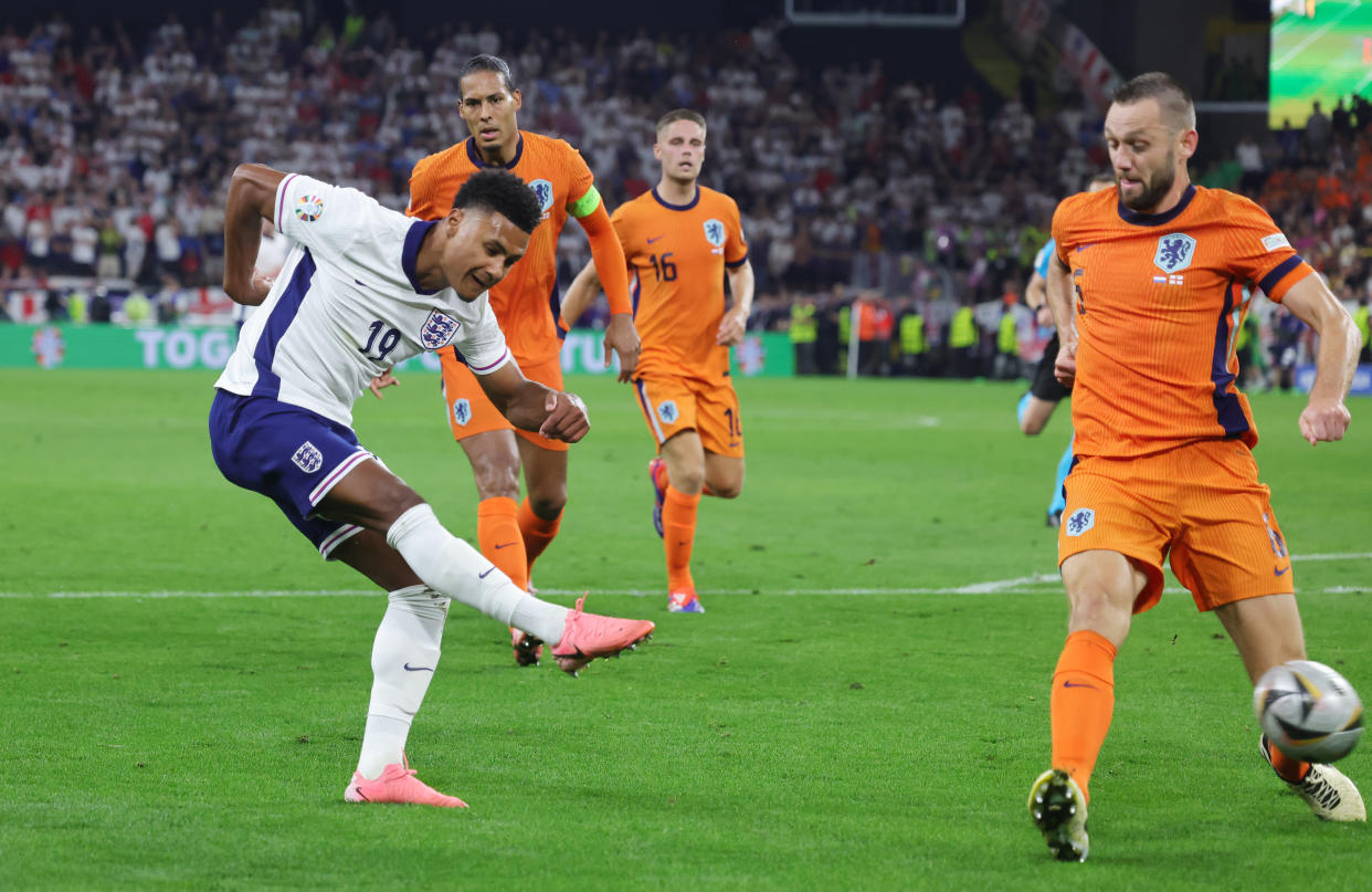 DORTMUND, GERMANY - JULY 10: Ollie Watkins of England (L) scores his team's second goal during the UEFA EURO 2024 semi-final match between Netherlands and England at Football Stadium Dortmund on July 10, 2024 in Dortmund, Germany. (Photo by Jürgen Fromme - firo sportphoto/Getty Images)