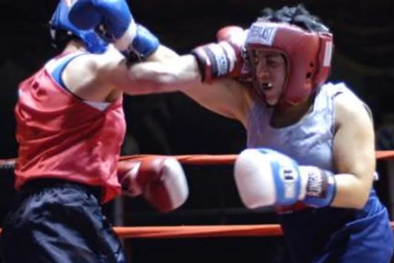 Becky Zerlentes y Heather Schmitz se enfrentaron en la pelea por los Guantes de Oro de Colorado, un campeonato amateur