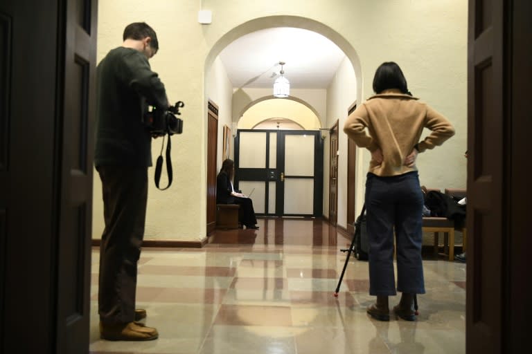 Unos periodistas aguardan en el tribunal de Estocolmo donde se juzga al exgeneral de brigada sirio Mohammed Hamo por su supuesto papel en crímenes de guerra en su país, el 15 de abril de 2024 en la capital sueca (Oscar Olsson)