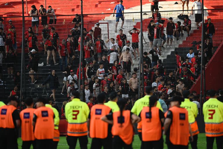 Al final del partido desempate por la permanencia, los hinchas de Colón tuvieron cruces con la policía