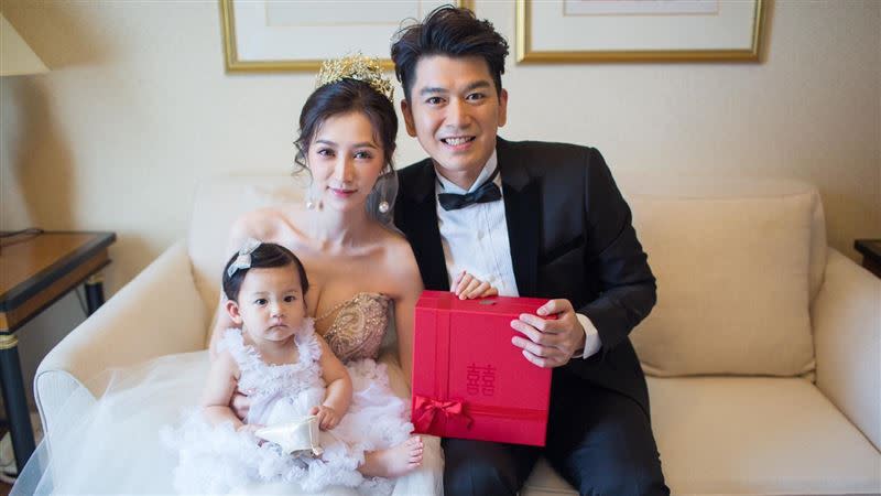 潘逸安（右）和老婆Vivian、女兒米估在高雄先辦一場婚宴。（圖／艾迪昇提供）