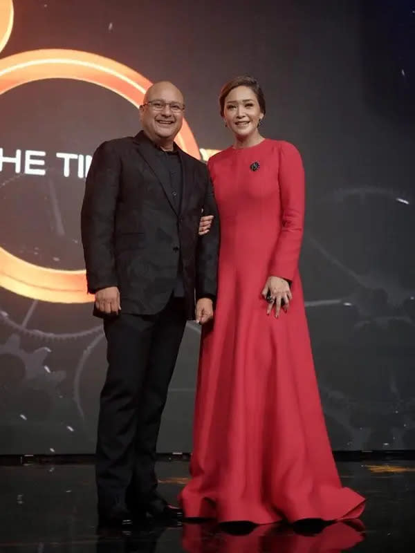 Setelan hitam klasik dan gaun merah menawan untuk pasangan pengusaha dan aktris yang saling mengimbangi (Foto: Instagram @irwanmussry)