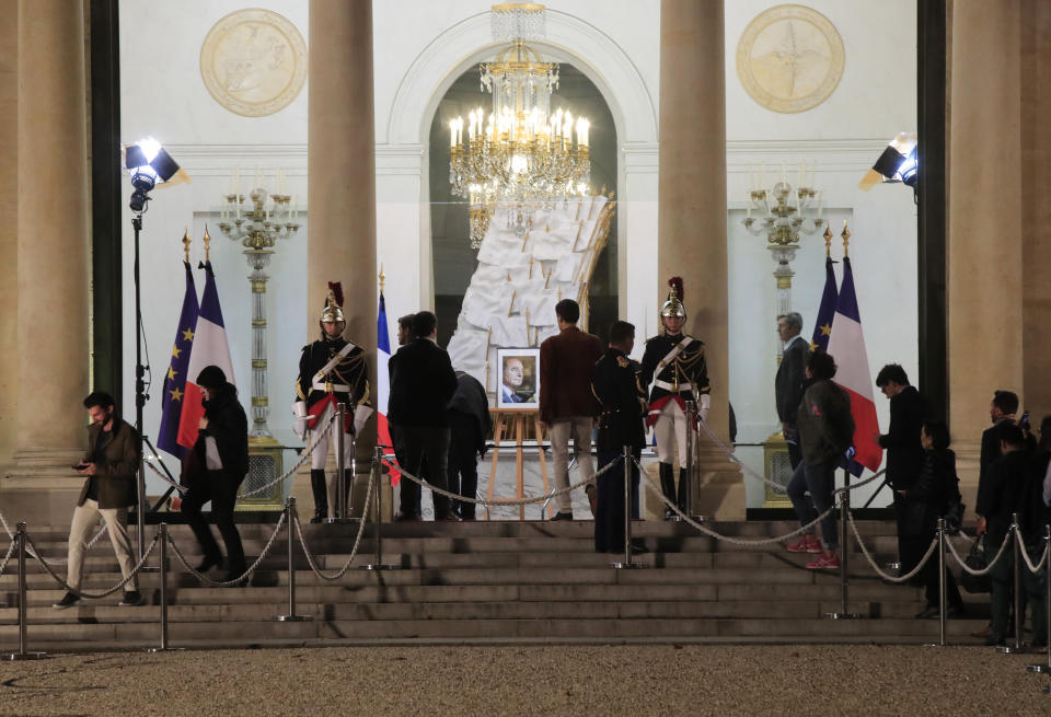 People line up to sign the condolences book to pay tribute to former President Jacques Chirac at the Elysee Palace, Thursday, Sept. 26, 2019. Jacques Chirac, a two-term French president who was the first leader to acknowledge France's role in the Holocaust and defiantly opposed the U.S. invasion of Iraq in 2003, has died Thursday at age 86. (AP Photo/Michel Euler)
