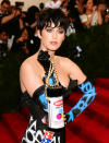 <p>La Met Gala de 2015 siempre se recordará por el bolso de Moschino con forma de espray de pintura que estrenó la cantante. (Foto: Gtres). </p>