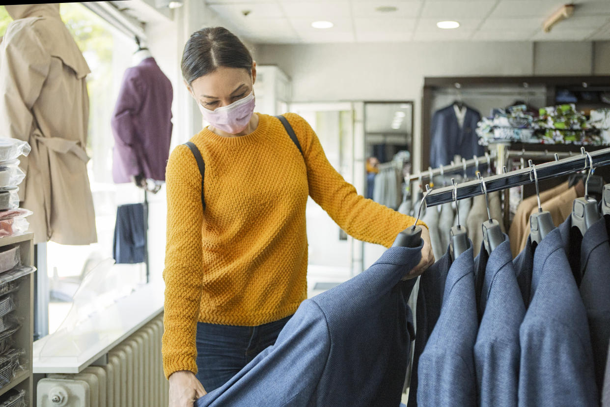 Is it safe to go shopping during the coronavirus pandemic? Experts say the health risks might be worth it. (Photo: Getty Images)