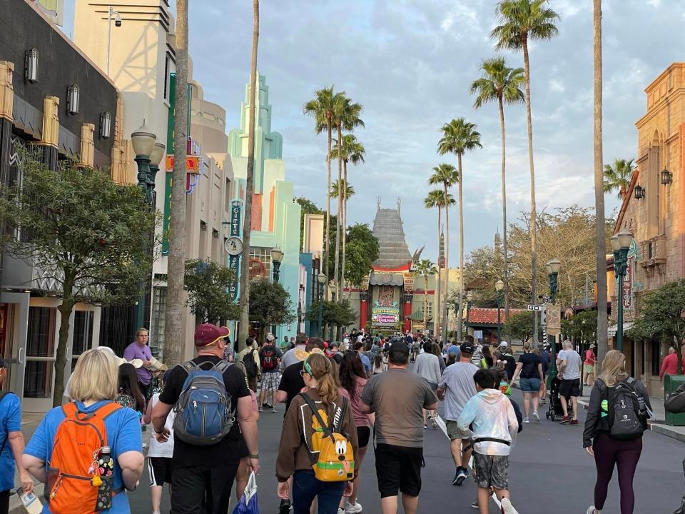 crowds in hollywood studios at disney world