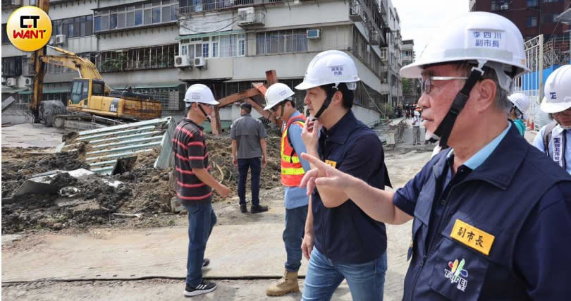 台北市長蔣萬安前往大直街現場視察畫面。