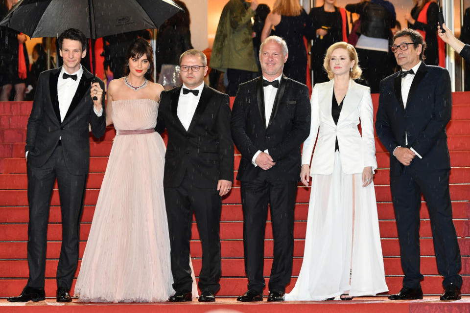 Entouré du casting de son film "Les Siffleurs", le réalisateur roumain Corneliu Porumboiu prend la pose sur les marches du Palais des Festivals avant la projection.