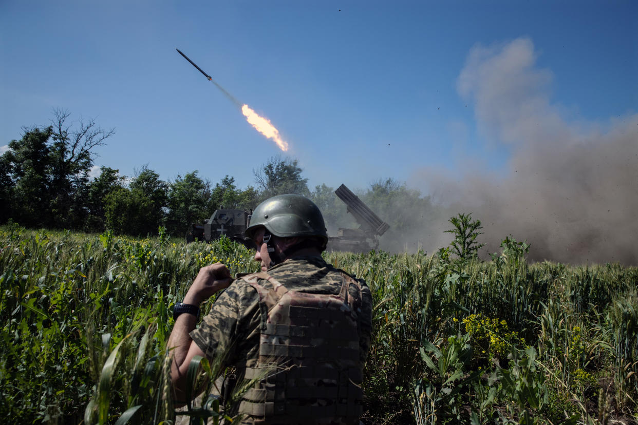 Soldados de la 110° Brigada Mecanizada disparan contra las posiciones rusas en la región de Donetsk, en el este de Ucrania, el miércoles 7 de junio de 2023..