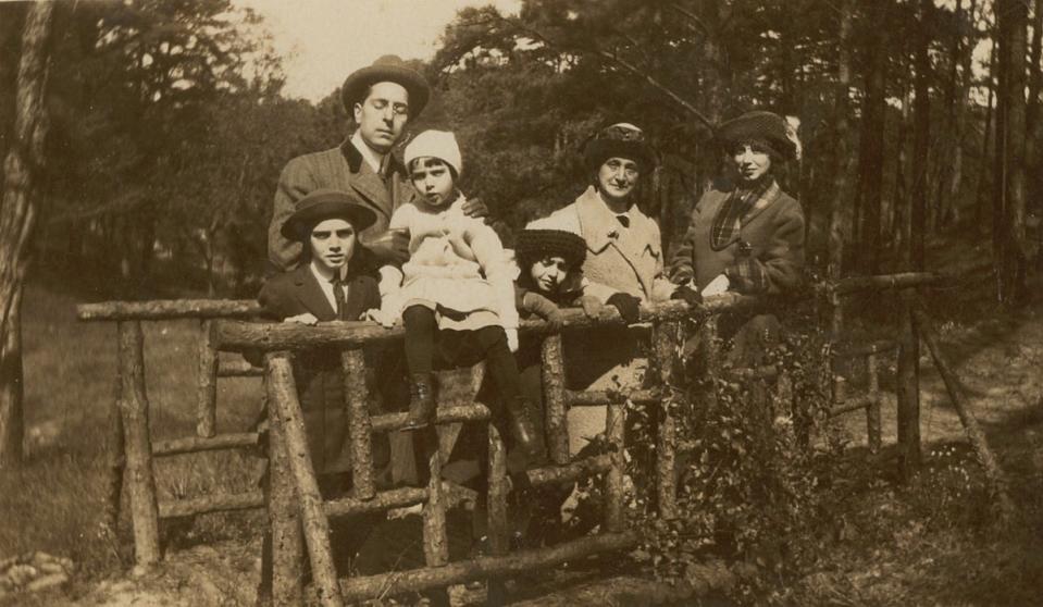 María Branyas, la tercera de izquierda a derecha, con su familia en Nueva Orleans en 1911 (Wikipedia)