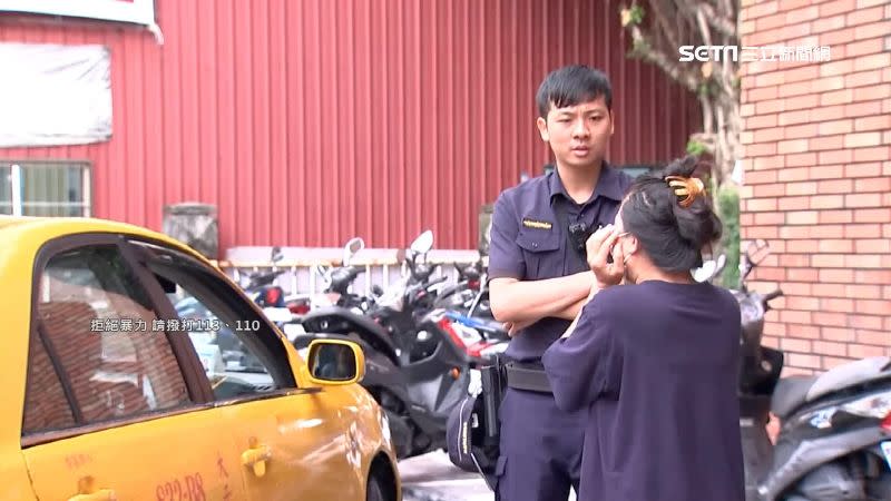 善心小黃司機載著外籍女看護前往警局報案。