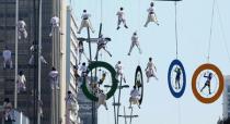 Acrobats on the Olympics rings and lifted musicians perform as the Olympic torch is relayed along Paulista Avenue in Sao Paulo's financial center, Brazil, July 24, 2016. REUTERS/Rodrigo Paiva FOR EDITORIAL USE ONLY. NO RESALES. NO ARCHIVES.