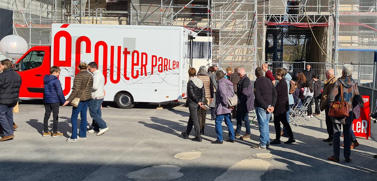 Le camion du projet Écouter-Parler - CNRS