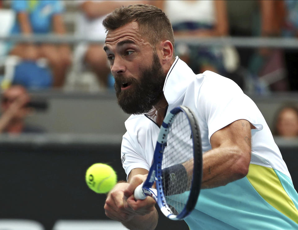 ARCHIVO - En esta foto del miércoles 22 de enero de 2020, el francés Benoit Paire devuelve de revés ante el croata Marin Cilic durante la segunda ronda del Abierto de Australia en Melbourne. (AP Foto/Dita Alangkara)