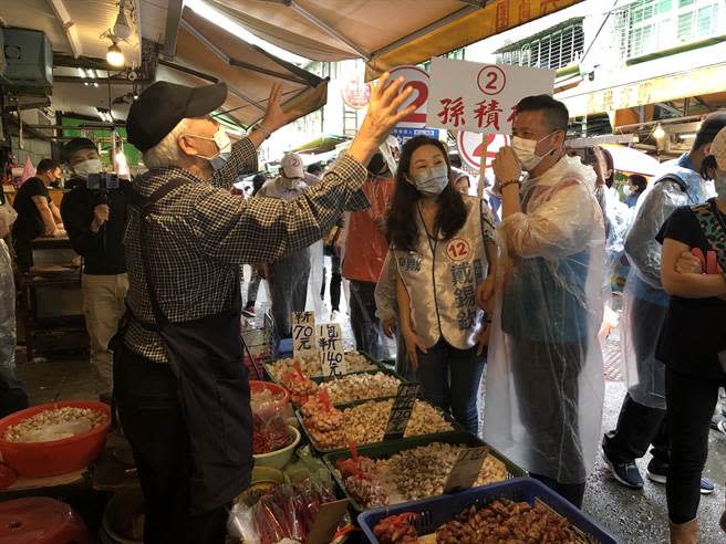 前高雄市長韓國瑜夫人李佳芬23日特別北上，陪台北市議員戴錫欽赴吳興市場掃街，也與攤商互動。（張芷瑜攝）