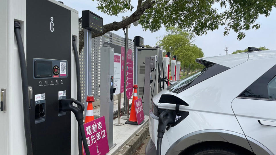 不過停車場要強制設立的電動充電規格會如何佈建，就要看交通部會怎麼規劃。(圖片來源/ iCharging)