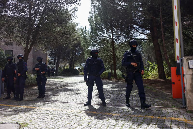 Agentes de policía hacen guardia frente al Centro Ismailí, tras un ataque mortal con cuchillo en Lisboa, Portugal