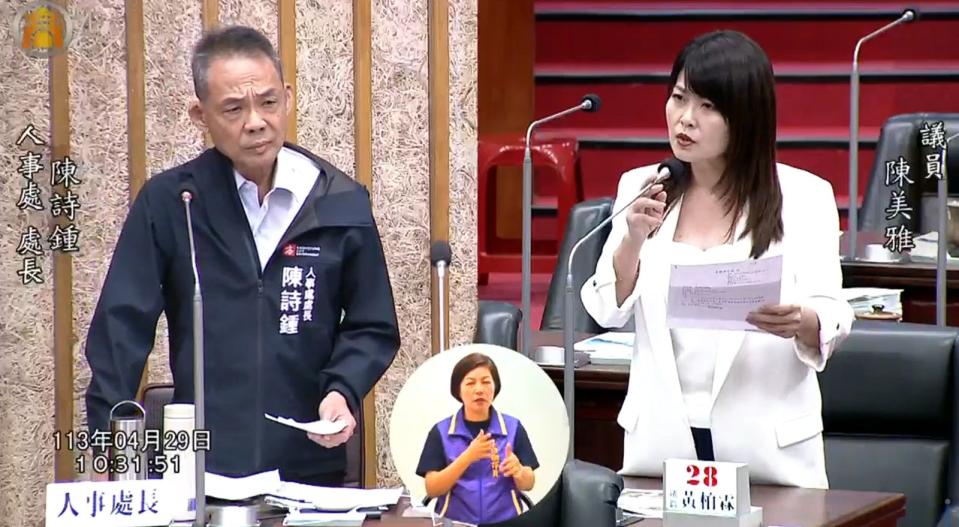 陳美雅今在高雄市議會質詢人事處長時，問女警性騷申訴案當時市長是誰，聽到答案是韓國瑜，還反問「2020年才是韓市長吧？」（翻攝自高雄市議會直播）