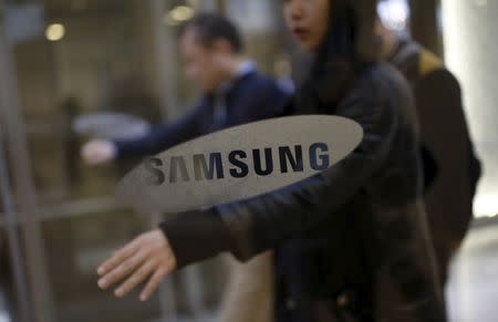 Employees walk in the main office building of Samsung Electronics in Seoul, South Korea, January 6, 2016. REUTERS/Kim Hong-Ji