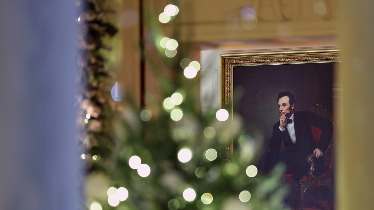 white house previews this season's holiday decorations