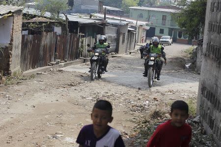 Members of the Military Police for Public Order (PMOP) patrol the impoverished Flor del Campo neighbourhood in Tegucigalpa, Honduras, April 29, 2015.REUTERS/Jorge Cabrera