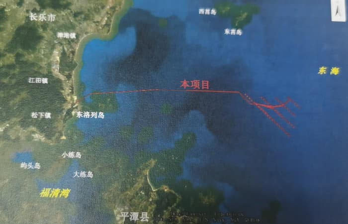 中國大陸在完全無告知協調的狀況下，在東莒島南方5至6海浬處聚集大量工作船大興土木，預計將興建超過30架東方風電10兆瓦海上風機。   圖：翻攝新‧二七部隊 軍事雜談臉書