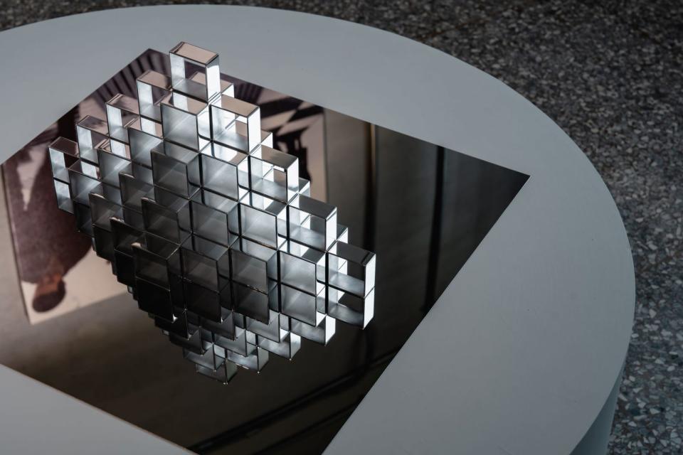 以上 金馬賓館當代美術館年末大展《感應未來》呈獻義大利當代藝術家傑圖利奧・阿維亞尼數十件生涯傑作，圖為「鏡面上的方形元件結構」（Photo: 永添藝術）