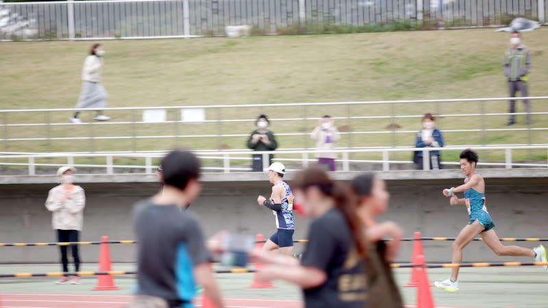 黃尹雋跑到終點前不忘看一看時間。（圖：Ekiden Sports提供）