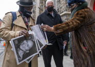 Un vendedor distribuye un homenaje impreso para la fallecida Cicely Tyson mientras gente llega a una ceremonia pública de cuerpo presente para Tyson en la Iglesia Bautista Abyssinian en el barrio de Harlem de Nueva York el 15 de febrero de 2021. Tyson, quien fue una actriz negra pionera galardonada con el Emmy, falleció el 28 de enero. (Foto AP/Craig Ruttle)