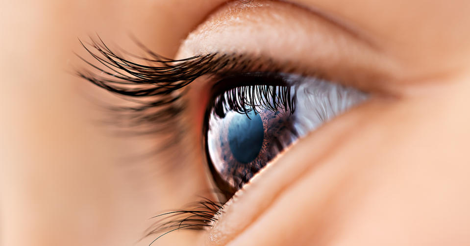 ▲醫師表示，近視雷射矯正是眼睛表面的角膜手術，而飛秒老花白內障手術，則是眼睛內部的水晶體置換，兩者手術施作部位不同。（圖／ingimage）