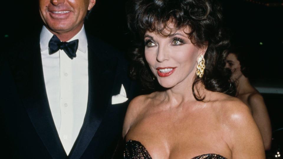 Joan Collins, 1989 George Hamilton and Joan Collins during the 46th Annual Golden Globe Awards at The Beverly Hilton Hotel in Beverly Hills, California, United States, 28th January 1989. (Photo by Vinnie Zuffante/Getty Images)