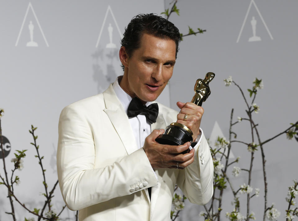 Matthew McConaughey holds his Oscar for Best Actor for the film "Dallas Buyers Club" at the 86th Academy Awards in Hollywood, California March 2, 2014  REUTERS/ Mario Anzuoni (UNITED STATES TAGS:ENTERTAINMENT) (OSCARS-BACKSTAGE)