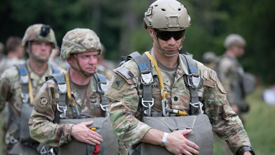 Lt. Col Nathan Showman and other Army Rangers, assigned to the 5th Ranger Training Battalion, walks up to board a UH-60 Black Hawk Helicopter on Stringer Drop Zone, Dahlonega, Ga., July 14, 2023. (Sgt. 1st Class Austin Berner/Army)