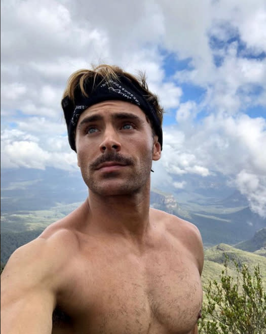 <p>Selbst an Weihnachten schafft es Zac Efron nicht, ein Shirt anzuziehen. Nach diesem Foto zu urteilen, befindet er sich aber gerade irgendwo, wo es warm genug ist, das auch im Dezember tun zu können. “Mögen eure Feiertage unglaublich werden”, wünschte der Darsteller seinen Fans. Bei ihm selbst scheint das offenbar der Fall gewesen zu sein.<br>(Foto: Instagram/Zac Efron) </p>