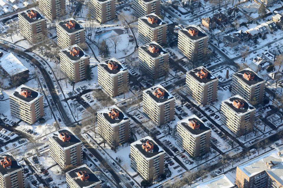 Apartment&nbsp;buildings stand in the snow on January 5, 2018 in New York City.&nbsp;