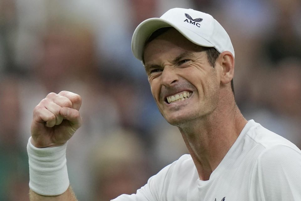 Andy Murray celebra tras derrotar a Ryan Peniston en la primera ronda del torneo de Wimbledon, el martes 4 de julio de 2023, en Londres. (AP Foto/Alastair Grant)