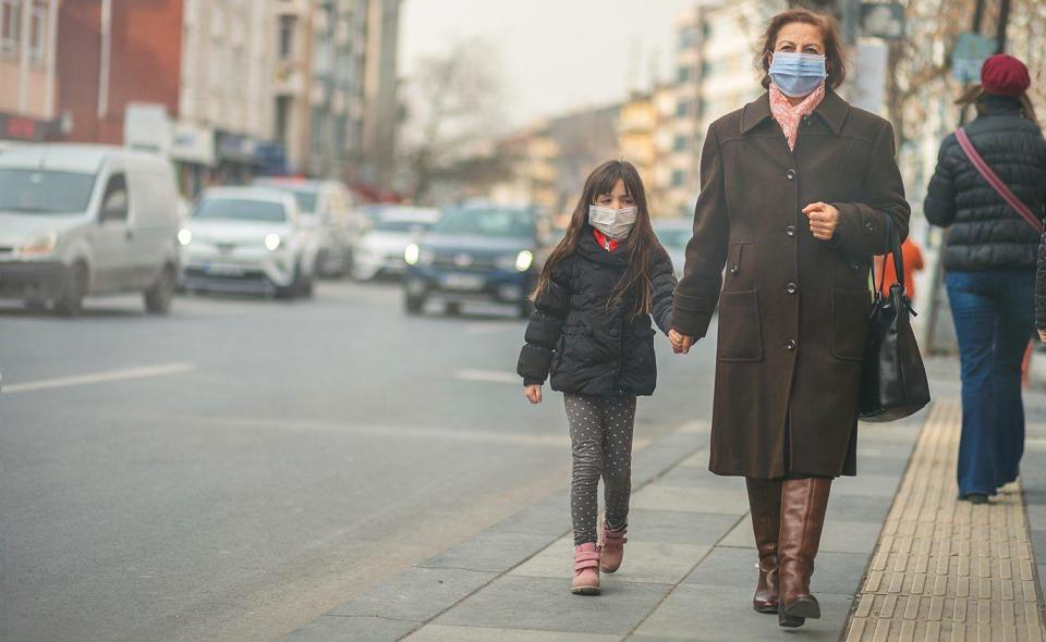 Dos mujeres con mascarilla