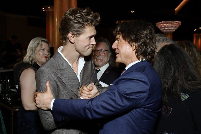 Austin Butler saludando a Tom Cruise 