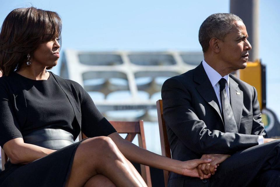 <p>Als sie still Händchen hielten, während sie dem Abgeordneten John Lewis zuhörten, der am 50. Jahrestag des Bloody Sunday den Selma-nach-Montgomery-Märschen der Bürgerrechtsbewegung gedachte. <i>[Bild: The White House/Pete Souza]</i></p>