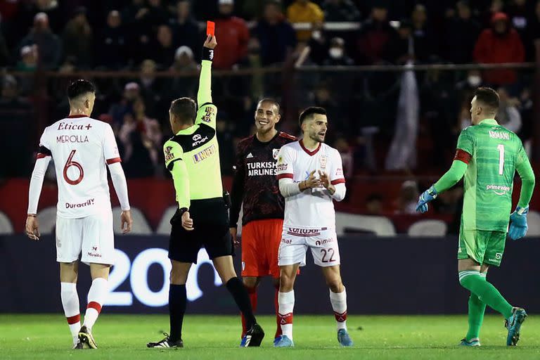 Empiezan los problemas para River: Rapallini le muestra la roja a Maidana, por un codazo sobre Cóccaro 