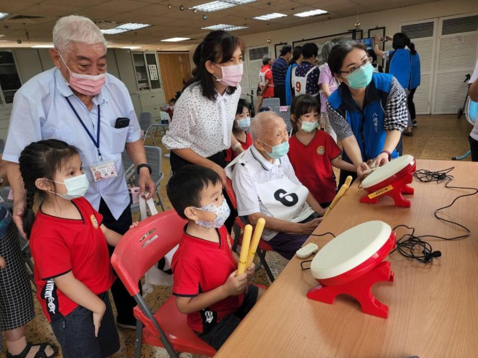 榮家長輩與小朋友一起共玩遊戲，老少共融，和樂融融。（記者彭新茹攝）