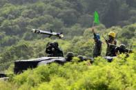 Soldaten testen in der taiwanesischen Provinz Pingtung die sogenannte APILAS-Waffe, die konstruiert wurde, um bewaffnete Fahrzeuge zu zerstören. (Bild: Chiang Ying-ying/AP)