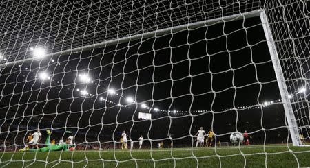 Britain Soccer Football - Arsenal v FC Basel - UEFA Champions League Group Stage - Group A - Emirates Stadium, London, England - 28/9/16 Arsenal's Theo Walcott scores their second goal Reuters / Stefan Wermuth