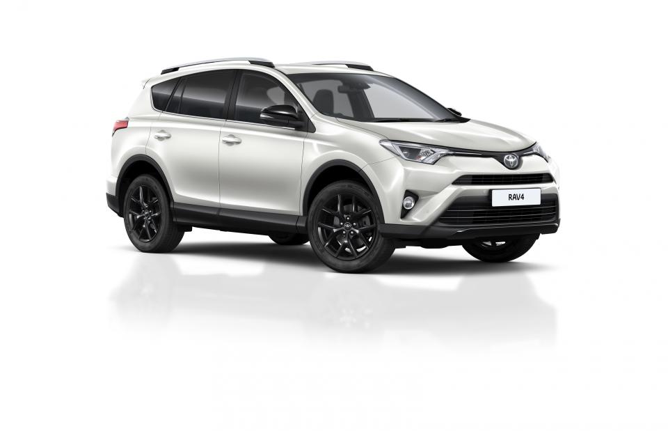 <p><strong>Toyota RAV4</strong><br><strong>Preis wie getestet:</strong> 24.560€ bis 25.185€<br><strong>Highlights</strong>: Ruhigerer Innenraum und sanfteres Fahrgefühl als bei den Vorgängermodellen, das Hybrid-Modell hat einen niedrigen Kraftstoffverbrauch, viel Platz auf der Rückbank, Standard-Sicherheitsausstattung.<br><strong>Mängel</strong>: Verstellbare Lendenstütze und bequeme Kunstledersitze gibt es nur bei den teureren Modellen.<br>(PA Motoring) </p>